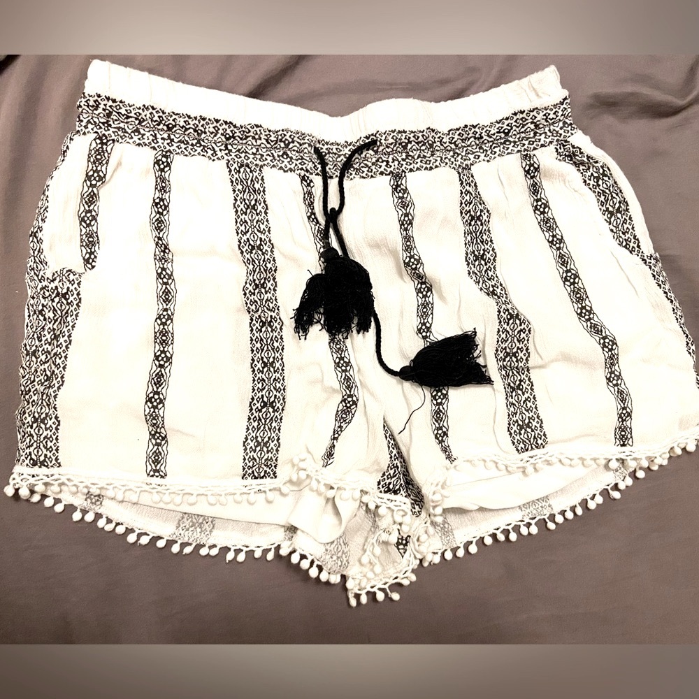 White & Black Lightweight Shorts, size Large (Juniors)